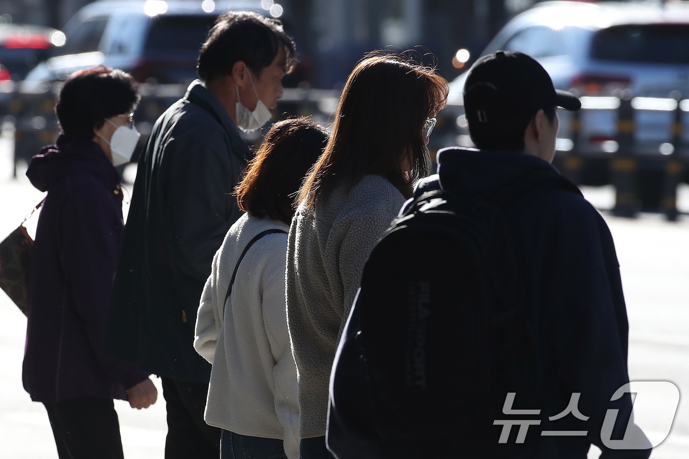 초겨울 추위가 찾아온 28일 오전 대구 수성구 달구벌대로에서 겨울 외투와 마스크 차림의 시민들이 발걸음을 재촉하고 있다. 2025.10.28/뉴스1 ⓒ News1 공정식 기자