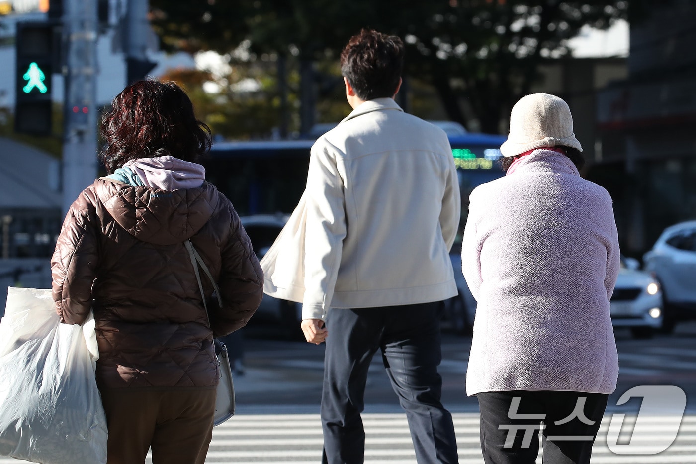 초겨울 추위가 찾아온 28일 오전 대구 수성구 달구벌대로에서 겨울 외투를 챙겨 입은 시민들이 발걸음을 재촉하고 있다. 2025.10.28/뉴스1 ⓒ News1 공정식 기자