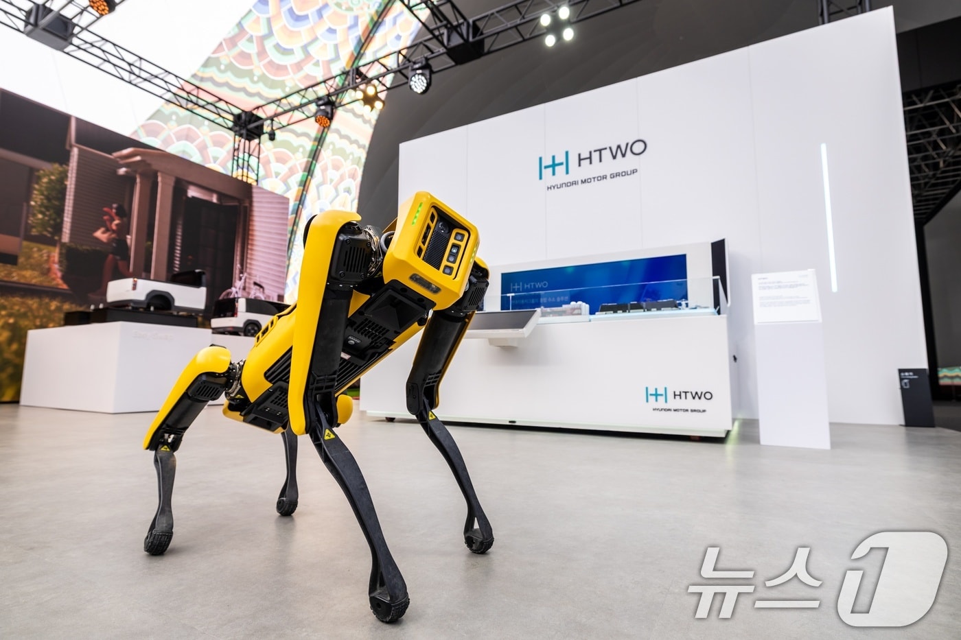 "현대차, 30만원 벽 깼다"...미래車 준비에 '재평가'[종목현미경] - 뉴스 썸네일 이미지