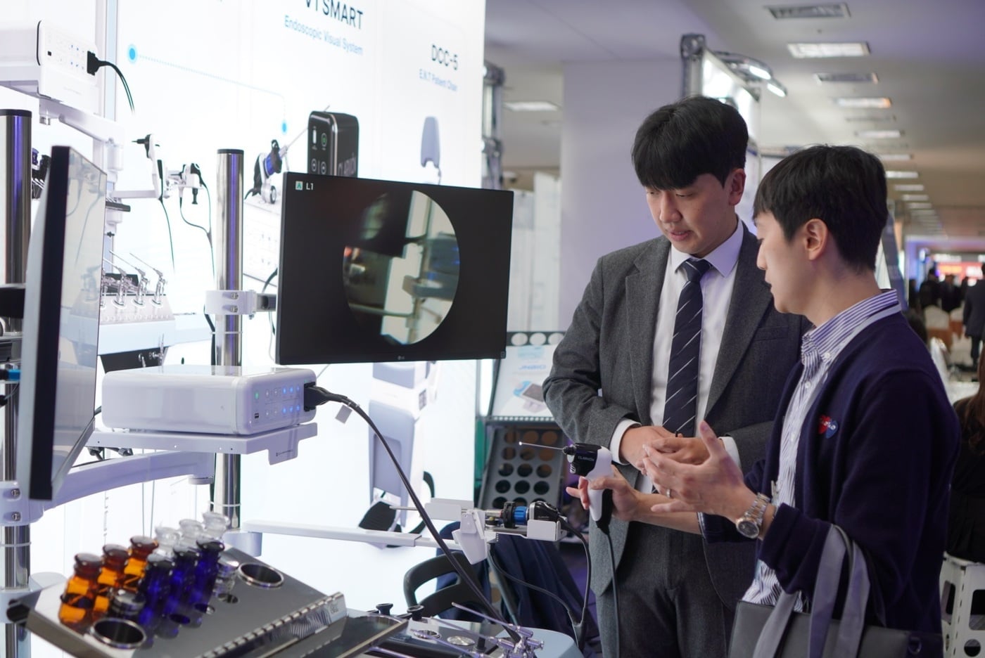  제31차 이비인후과 종합학술대회에서 동아참메드 임직원이 관람객에게 진료용 내시경 'V1 SMART'를 소개하고 있다. (동아제약 제공)