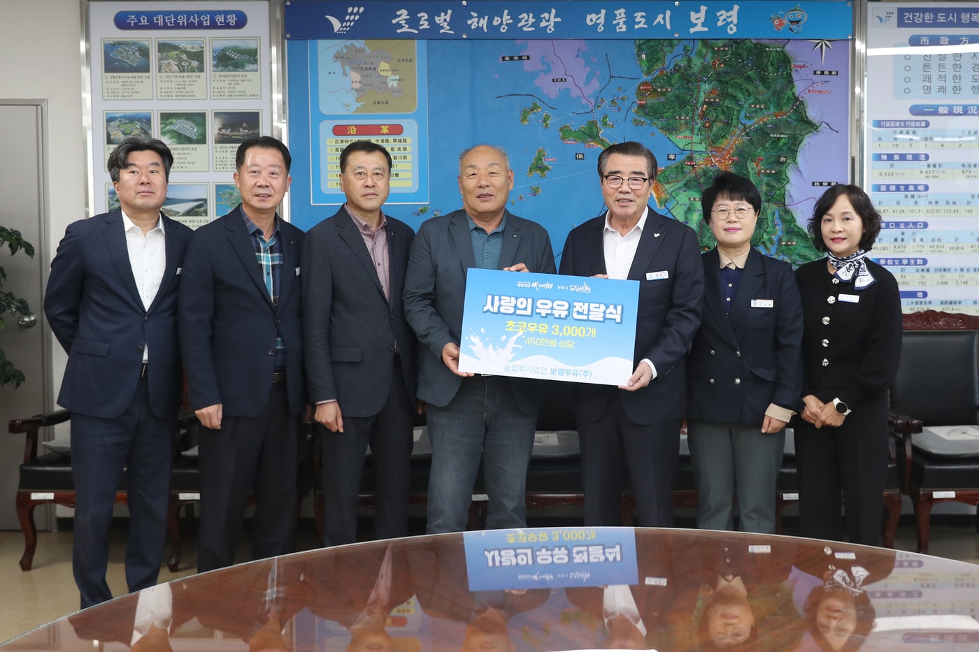 김동일 시장&#40;오른쪽 세번째&#41;이 유수호 보령우유 대표&#40;네번째&#41;로부터 우유를 전달받고 기념촬영을 하고 있다.&#40;보령시 제공. 재판매 및 DB금지&#41;/뉴스1