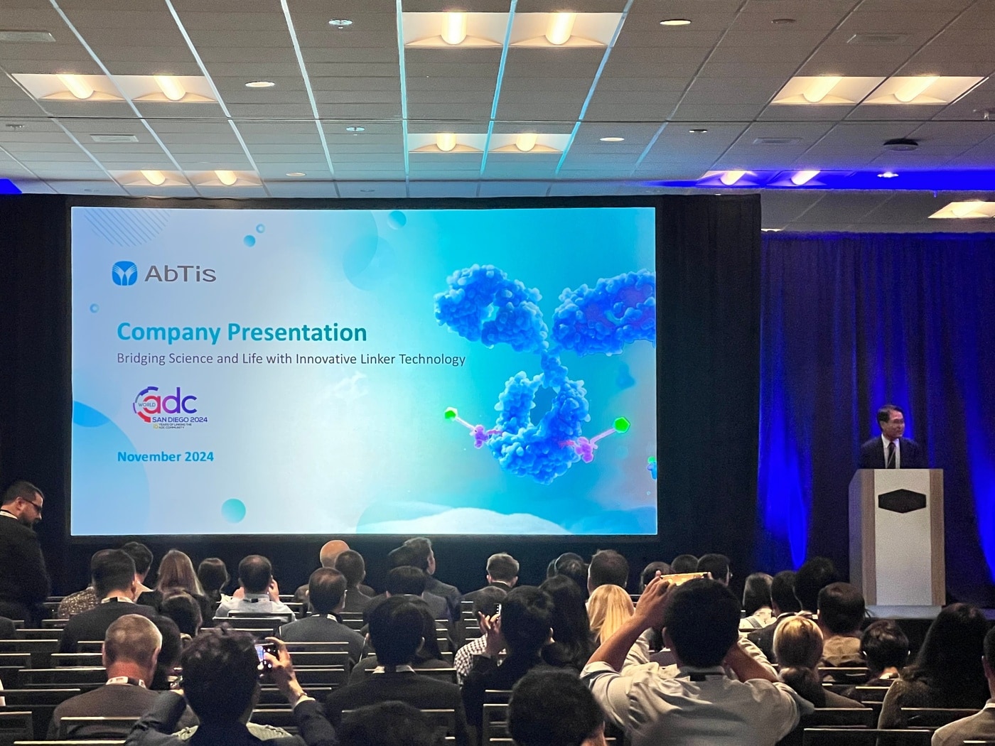 앱티스는 지난해 World ADC 2024 행사에 참석해 프레젠테이션을 진행했다. (동아쏘시오홀딩스 제공) 