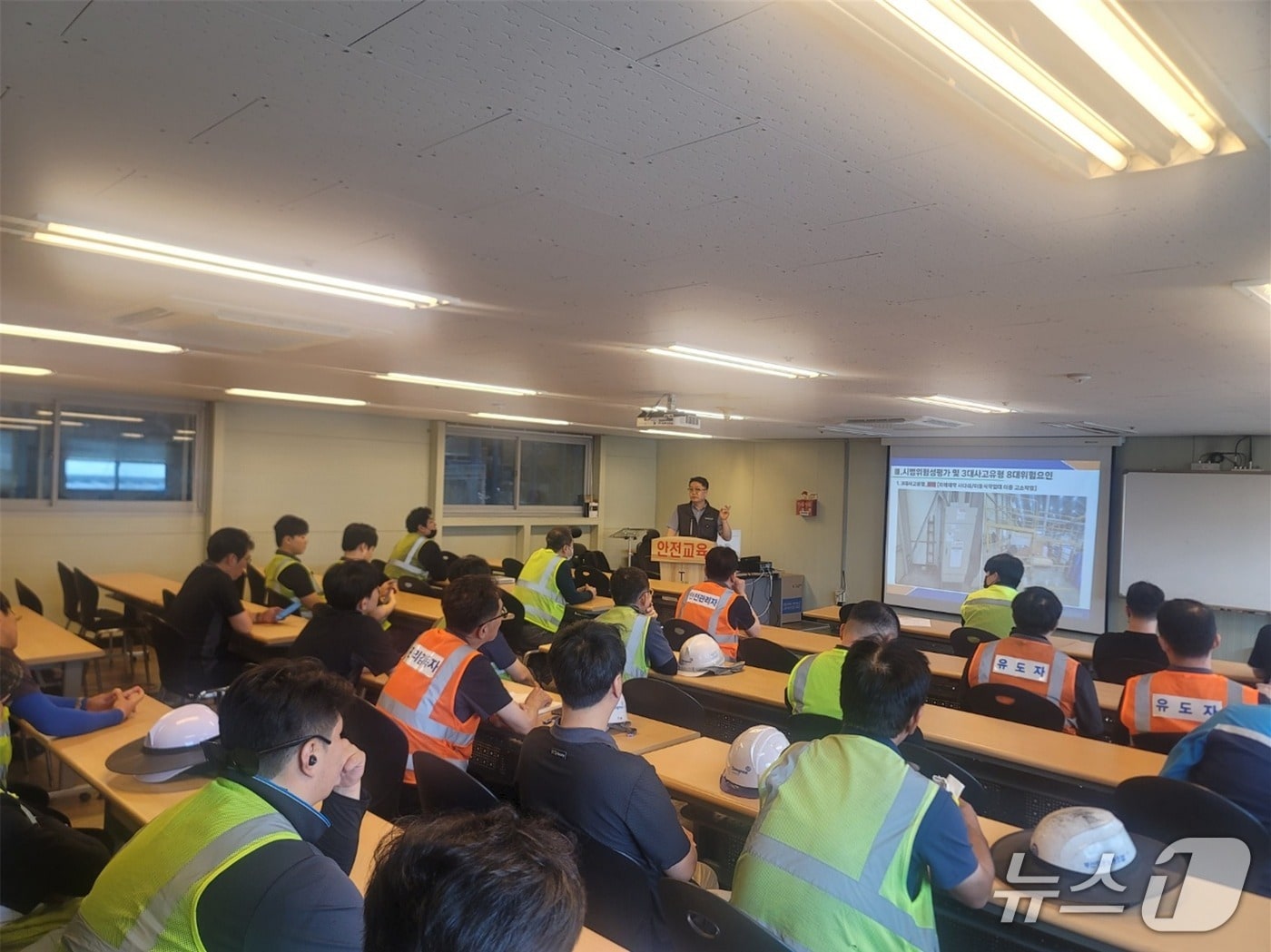 부산항만공사가 현장 안전교육을 실시하는 모습. (BPA 제공. 재판매 및 DB금지)
