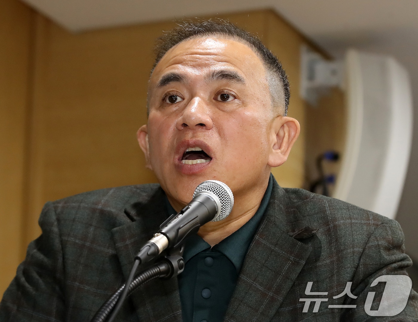 &#39;정치 브로커&#39; 명태균 씨가 28일 경남 창원 의창구 경남도청에서 열린 국회 행정안전위원회의 경남도청에 대한 국정감사에 증인으로 출석해 의원 질의에 답변하고 있다. 2025.10.28/뉴스1 ⓒ News1 윤일지 기자