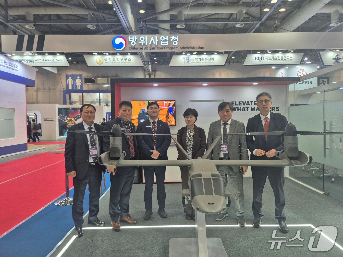 사천시 관계자들이 서울 ADEX 2025 행사장에 마련된 'BELL TEXTRON' 부스를 방문하고 있다.(사천시 제공. 재판매 및 DB금지)