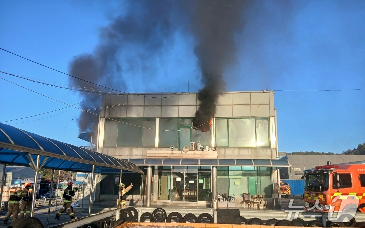 28일 오전 7시 29분쯤 충북 옥천군 군북면 한 자동차 관련 시설에서 불이 났다. &#40;옥천소방서 제공. 재판매 및 DB금지&#41; /뉴스1 