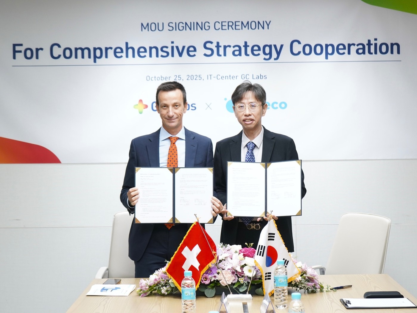  MOU 기념 사진 촬영 중인 리카르도 트리운포(Riccardo Triunfo) 인페코(좌측), 이상곤 GC녹십자의료재단 대표원장(우측). (GC 제공)