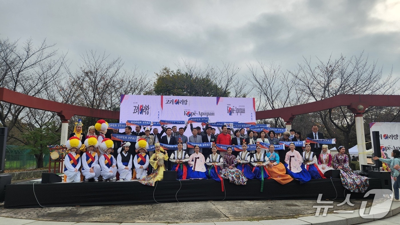 지난 18일 화랑유원지 소공연장에서 열린 &#39;광복 80주년 기념, 제9회 고려아리랑 행사&#39; 참여자들이 기념촬영을 하고 있다.&#40;안산시 제공&#41;