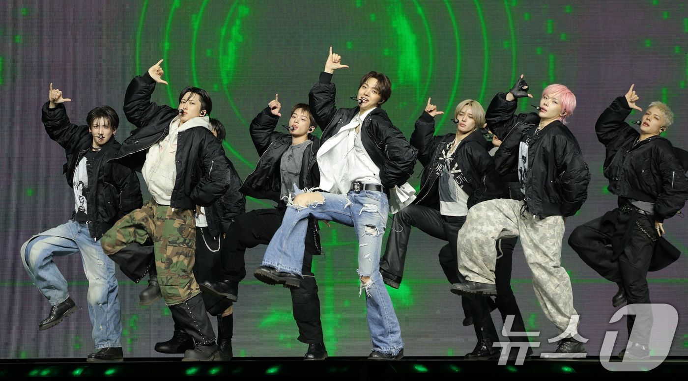 그룹 &TEAM(앤팀)이 28일 오후 서울 용산구 블루스퀘어에서 가진 한국 데뷔 미니 1집 'Back to Life' 쇼케이스에 참석해 타이틀 곡 '루나틱'을 선보이고 있다. 2025.10.28/뉴스1 ⓒ News1 권현진 기자