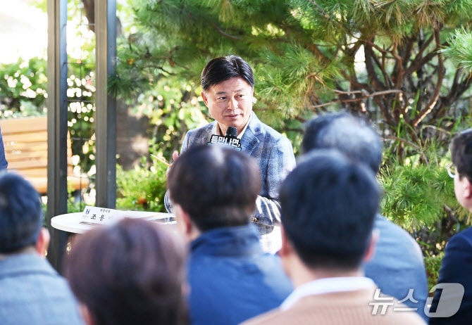 조용익 부천시장이 지난 27일 오정구 삼정동 고라개공원에서 주민 등과 간담회를 하고 있다. (부천시 제공.재판매 및 DB금지)