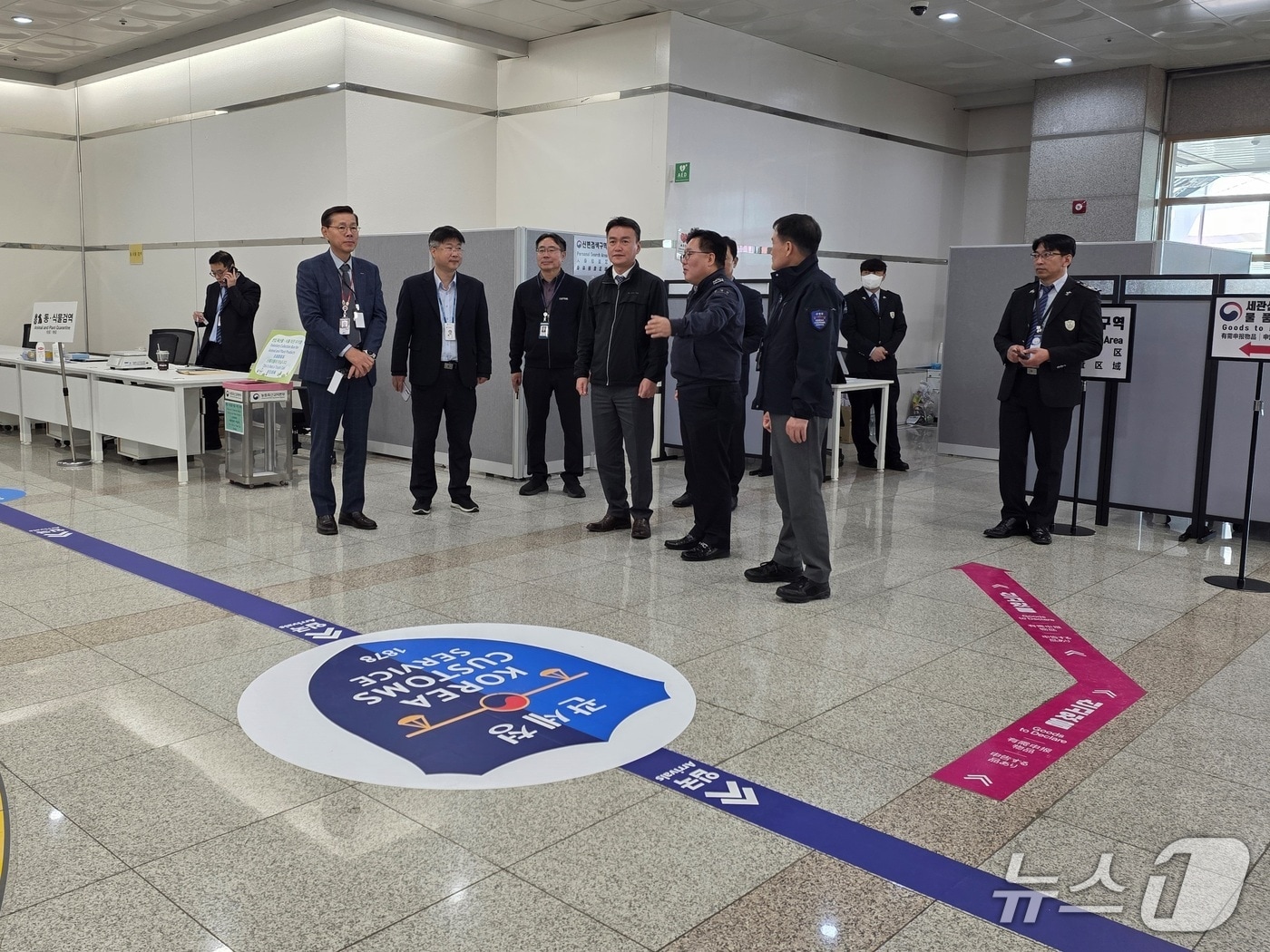 이종욱 관세청 차장(왼쪽 네 번째)이 27일 포항 경주공항을 방문하여 2025 APEC 정상회의의 성공적 개최를 위한 최종 준비 상황을 점검하고 있다. (관세청 제공.재판매 및 DB금지)/뉴스1