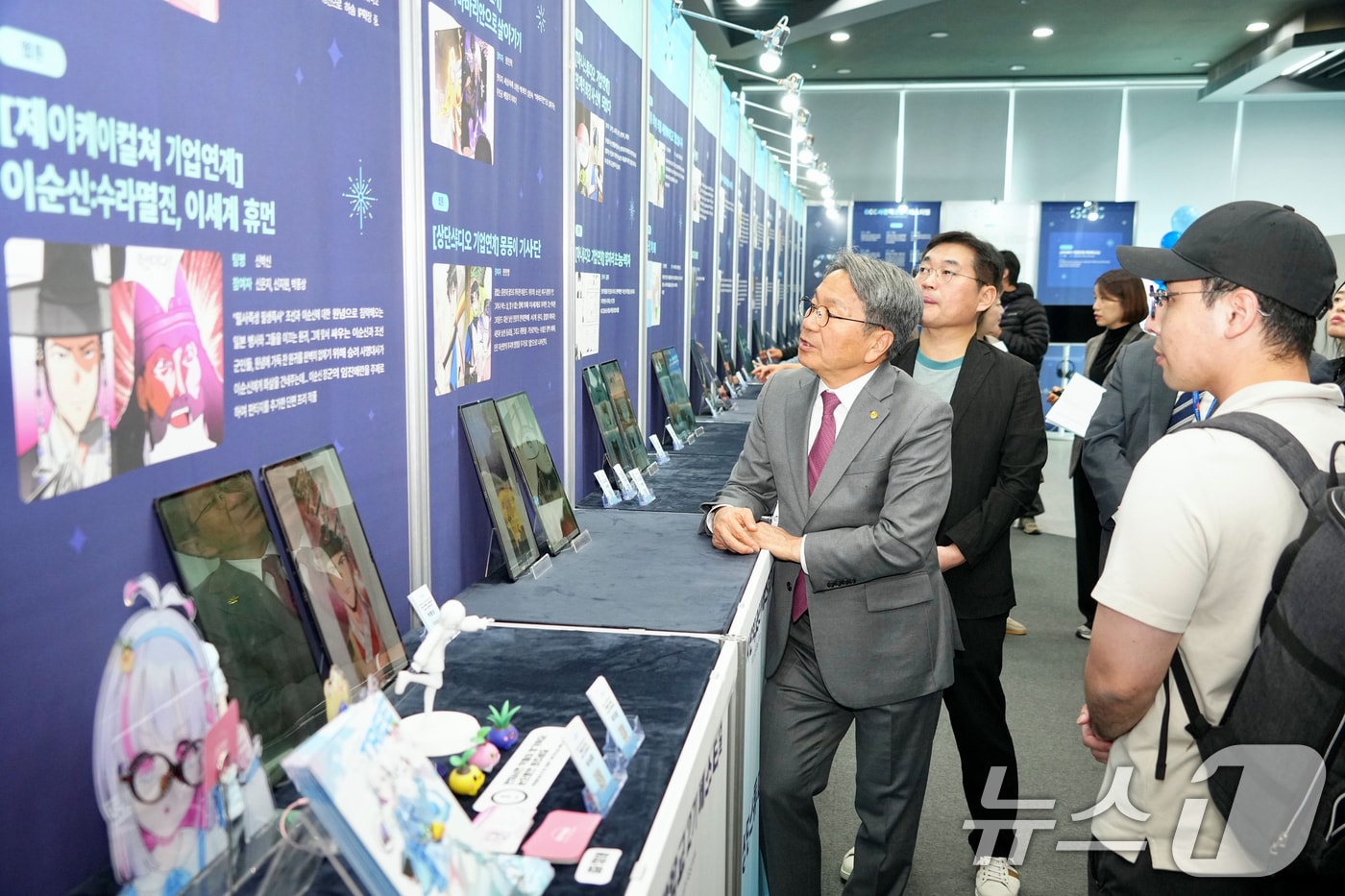 강기정 광주광역시장이 28일 오후 남구 광주실감콘텐츠큐브(GCC)에서 열린 'GCC사관학교 제2기 수료식'에 참석해 교육생 성과전시장을 둘러보고 있다.(광주광역시 제공. 재판매 및 DB금지) 2025.10.28/뉴스1 