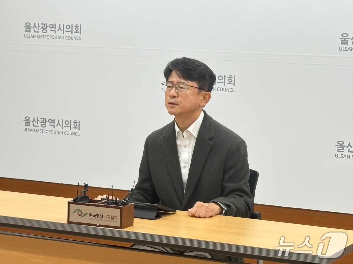 안재현 전 노무현재단 울산지역위원회 상임대표가 28일 울산시의회 프레스센터에서 울산시장 출마 의사를 밝히고 있다.(울산시의회 제공. 재판매 및 DB금지)/뉴스1