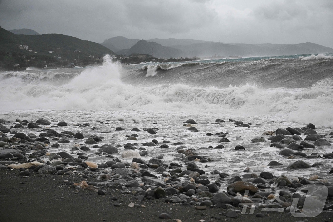 거센 파도로 뒤덮인 킹스턴 해변