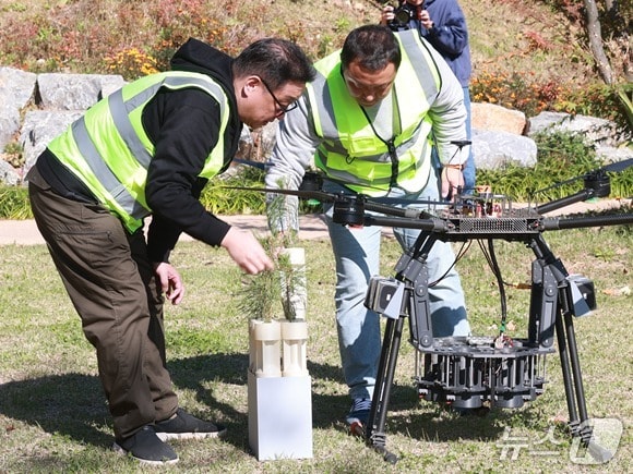 '2025년 영월군 드론 실증도시 구축사업 드론식재 시연회'가 28일 강원 영월군 영월읍 영흥리에서 진행됐다. (영월군 제공. 재판매 및 DB금지) 2025.10.28/뉴스1
