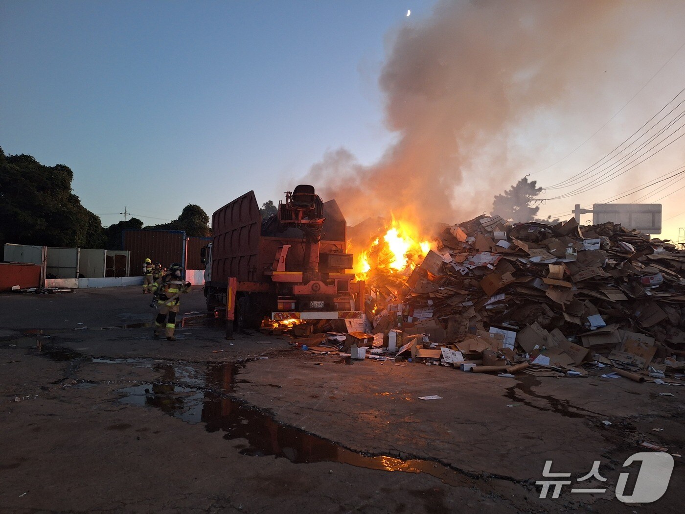 제주의 한 고물상에 쌓인 종이상자 더미에 불이 나 소방당국이 진화에 나섰다./뉴스1 