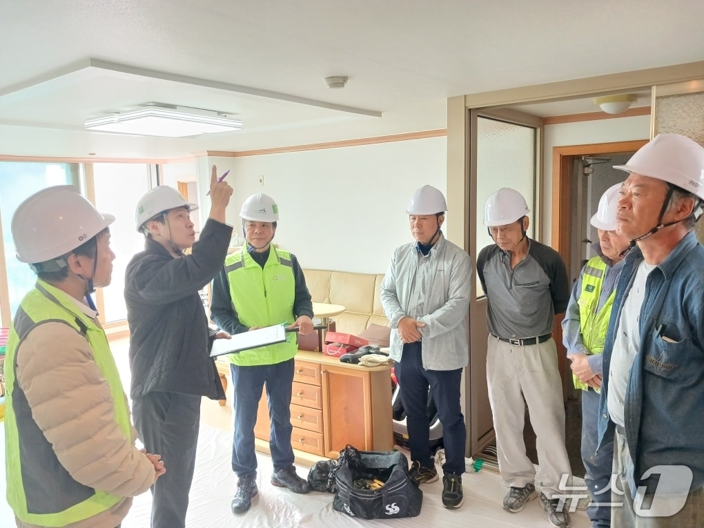 한국보훈복지의료공단이 지난 27일 강원 강릉시 소재 한 전상군경 자택의 옥상방수 공사현장에서 안전 코칭을 진행했다. (한국보훈복지의료공단 제공. 재판매 및 DB금지) 2025.10.28/뉴스1