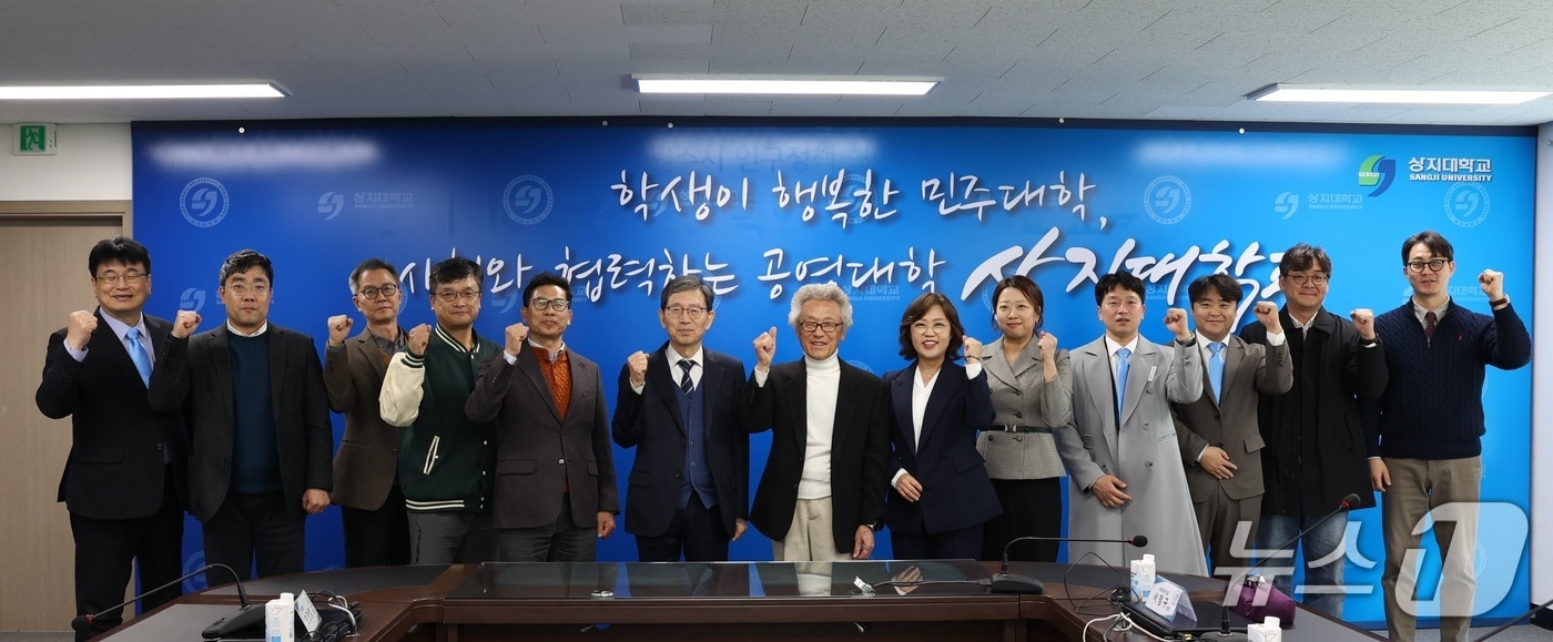 대한과학그룹이 28일 강원 원주지역 대학인 상지대에서 대학 측에 2720만 원 상당의 실험기자재를 기부했다. (상지대 제공. 재판매 및 DB금지) 2025.10.28/뉴스1