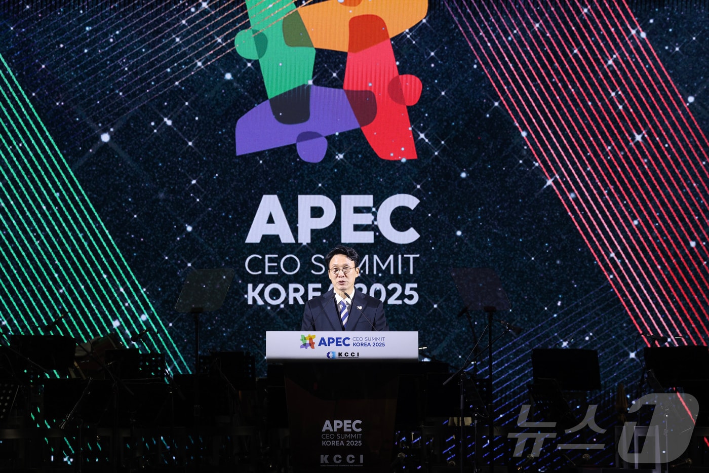 김민석 국무총리가 28일 경주 화랑마을 어울마당에서 열린 ‘2025 APEC CEO 서밋’의 첫 번째 공식 행사인 환영 만찬에서 축사를 하고 있다. ‘2025 APEC CEO 서밋’은 이날 환영만찬을 시작으로 31일까지 나흘간 열린다. &#40;총리실 제공. 재판매 및 DB 금지&#41; 2025.10.28/뉴스1