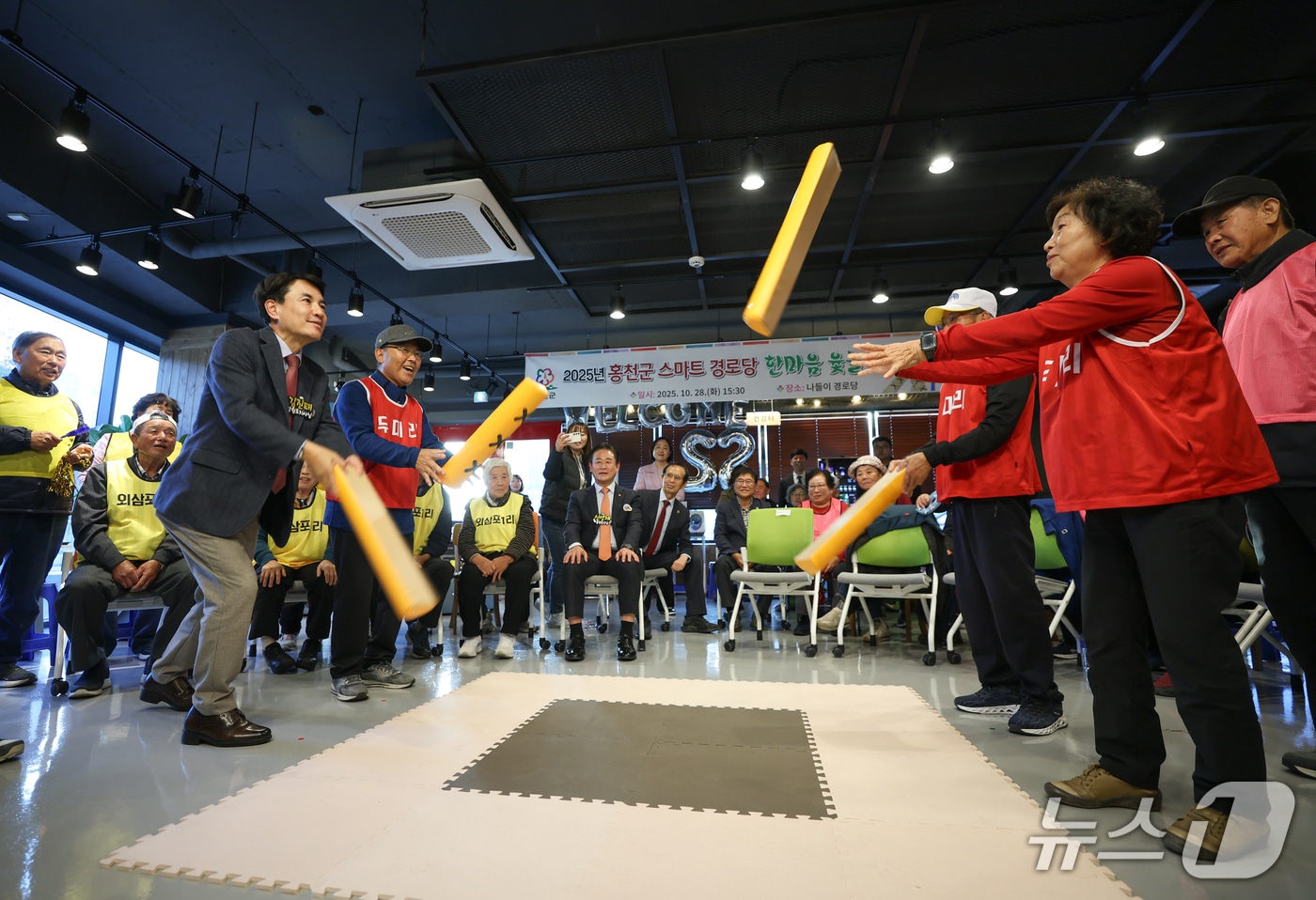 김진태 강원지사가 28일 오후 홍천군 스마트나들이경로당을 찾은 가운데, 스마트경로당의 원격 윷놀이 대회에서 대형 윷을 던져보고 있다. (강원도 제공. 재판매 및 DB금지) 2025.10.28/뉴스1