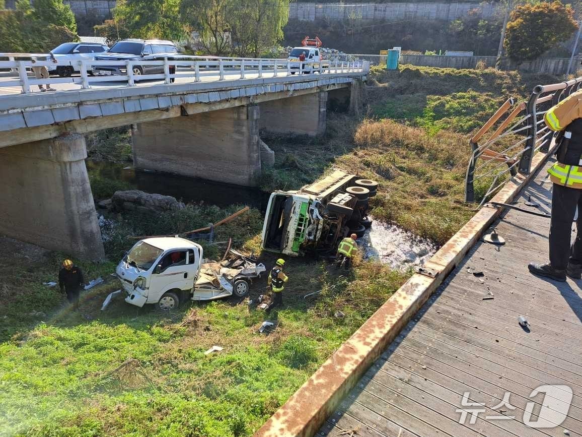 강원 홍천군 홍천읍 연봉교 사고 현장.(강원도소방본부 제공, 재판매 및 DB금지)