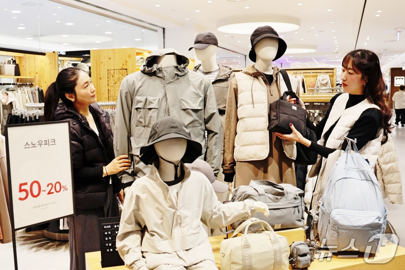 대구 롯데아울렛은 오는 31일부터 11월9일까지 '서프라이스 위크'를 진행한다. 사진은 롯데아울렛 율하점 2층 아웃도어 브랜드 스노우피크 매장 모습.(롯데백화점 제공, 재판매 및 DB 금지)