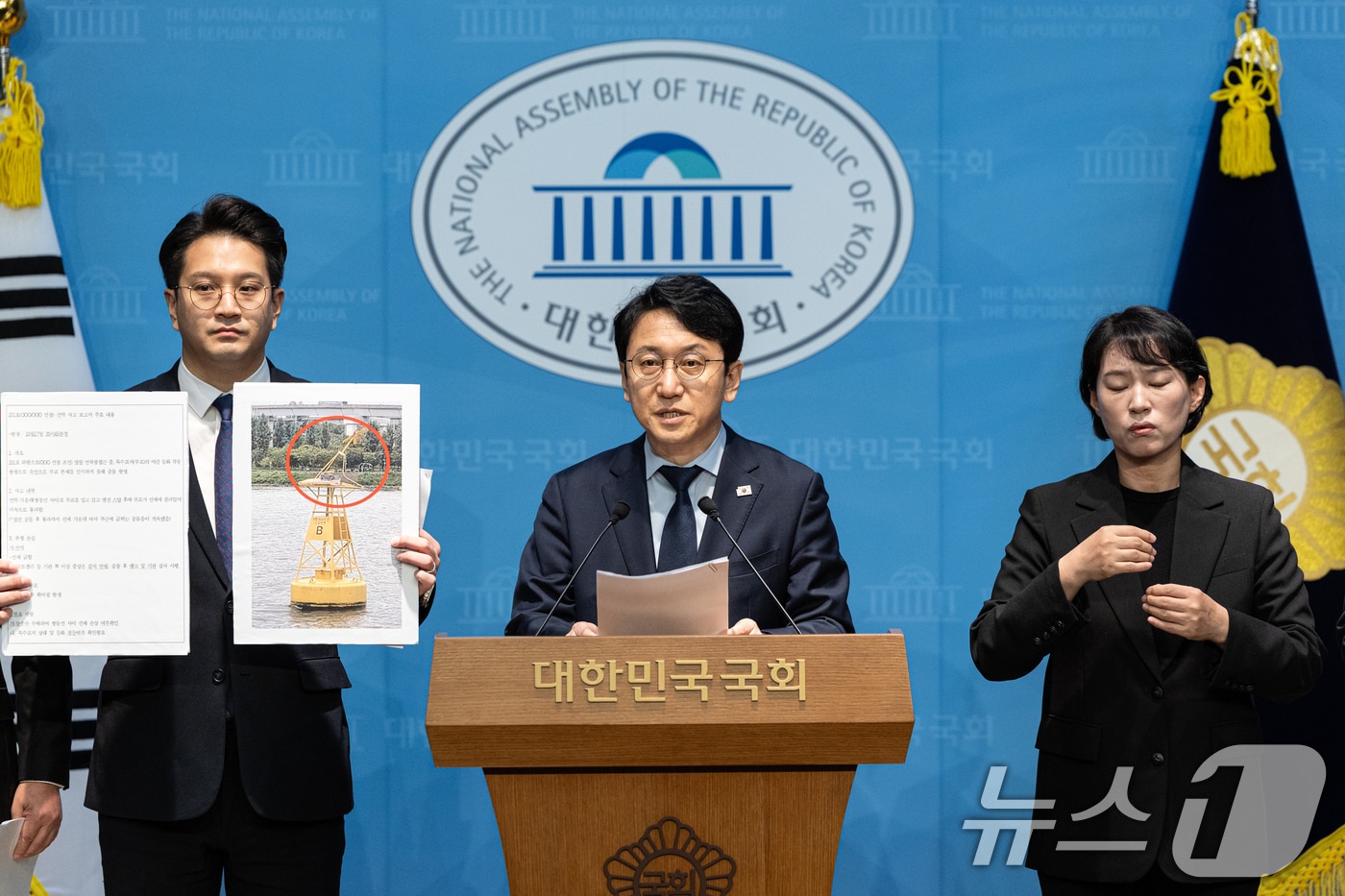 천준호 더불어민주당 의원을 비롯한 국토교통위원들이 29일 서울 여의도 국회 소통관에서 한강버스 사고 은폐 규탄 기자회견을 하고 있다. 2025.10.29/뉴스1 ⓒ News1 이승배 기자