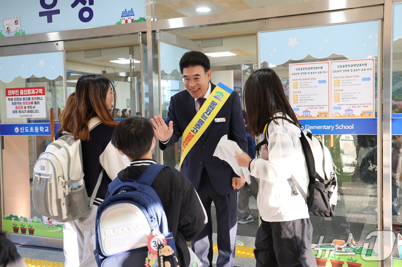 계룡시 ‘어린이 교통안전 캠페인’ 모습 &#40;계룡시 제공.재판매 및 DB금지&#41;/뉴스1