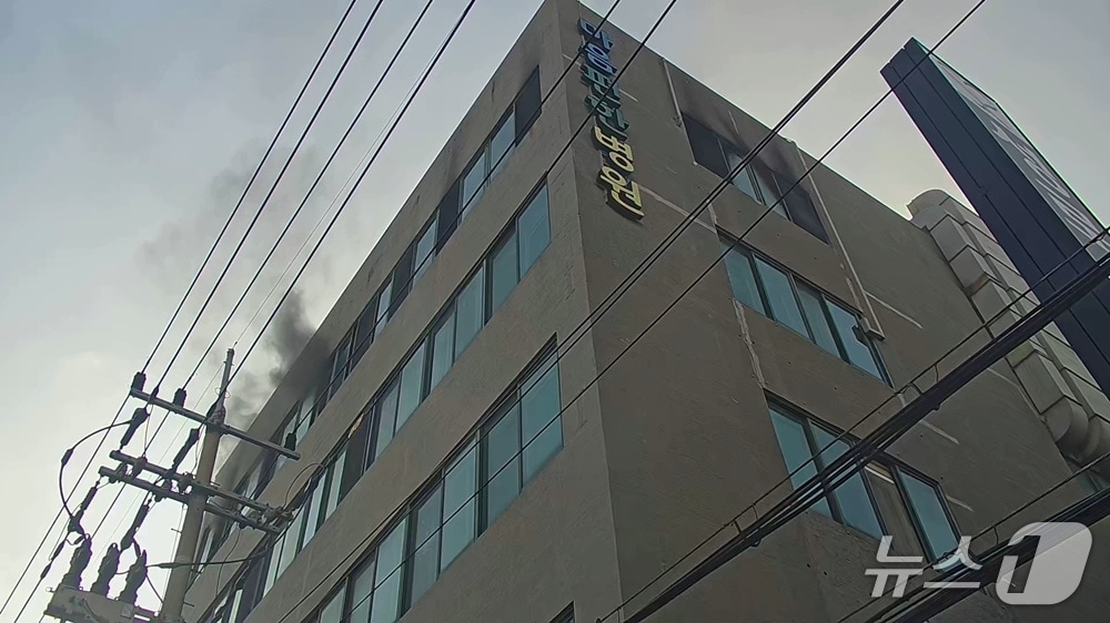 화재가 난 인천 계양구 작전동 정신병원 (인천소방본부 제공.재판매 및 DB금지)