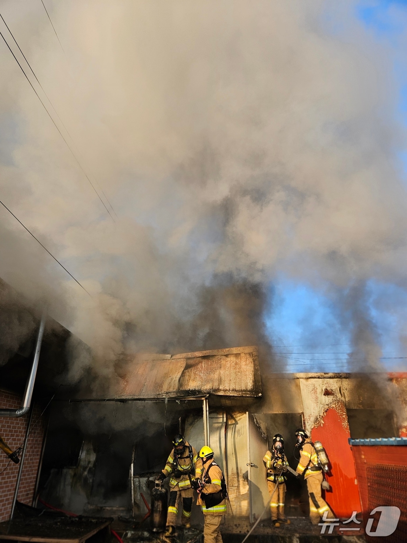 29일 오전 7시 30분쯤 충북 보은군 장안면 한 교회에서 불이 나 소방당국이 화재를 진압하고 있다.(보은소방서 제공. 재판매 및 DB금지)/뉴스1