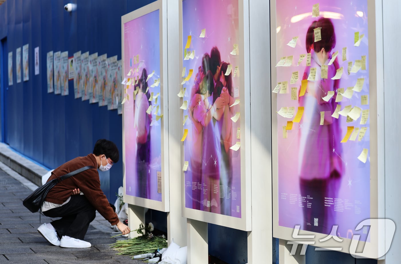 10·29 이태원 참사 3주기를 맞은 29일 오전 서울 용산구 이태원 참사 현장 골목에서 한 시민이 헌화를 하고 있다. (사진은 기사 내용과 무관함) 2025.10.29/뉴스1 ⓒ News1 오대일 기자