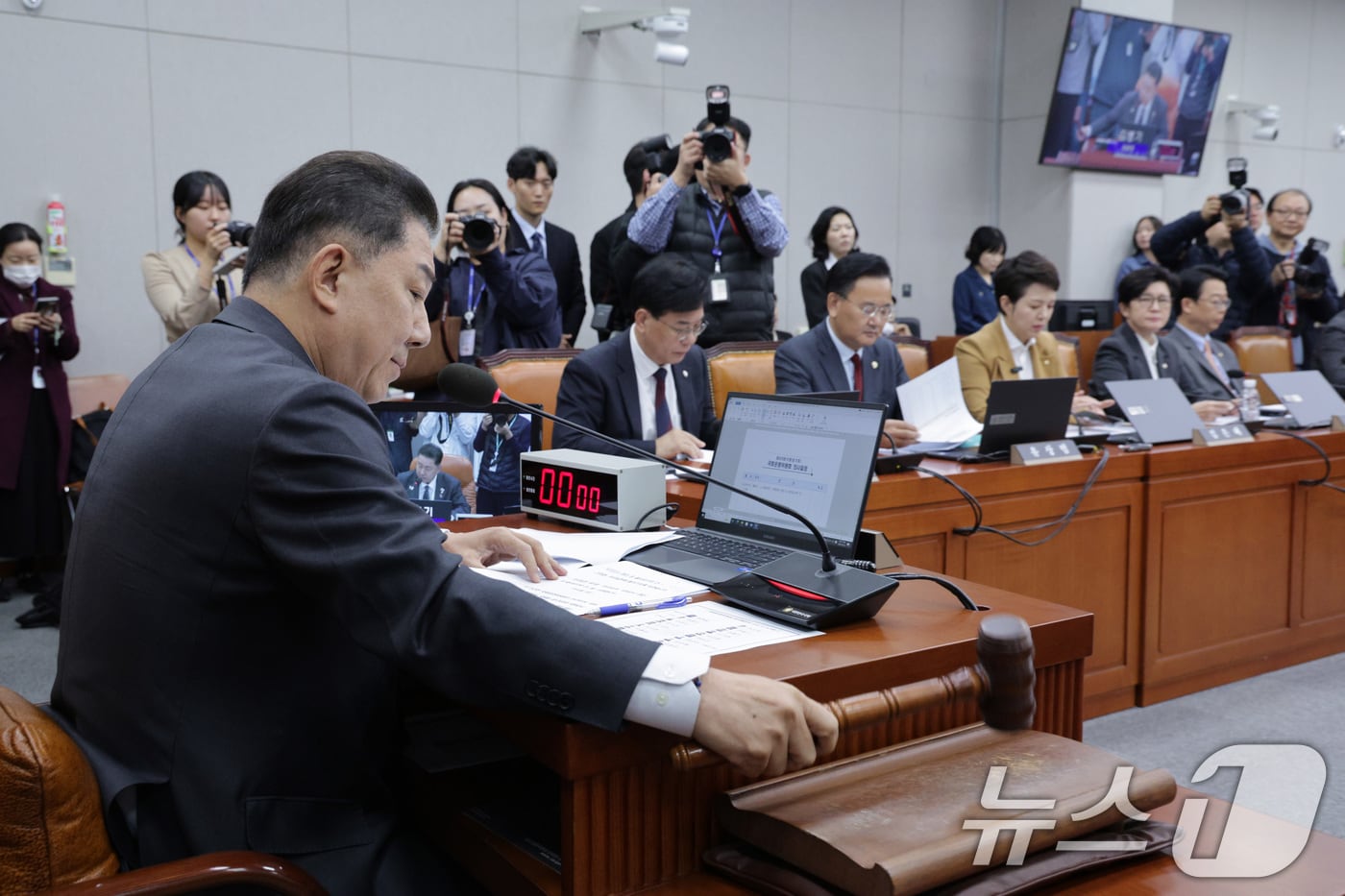 김병기 위원장이 지난달 29일 서울 여의도 국회에서 열린 국회운영위원회 전체회의에서 안건을 의결하고 있다. 2025.10.29/뉴스1 ⓒ News1 신웅수 기자