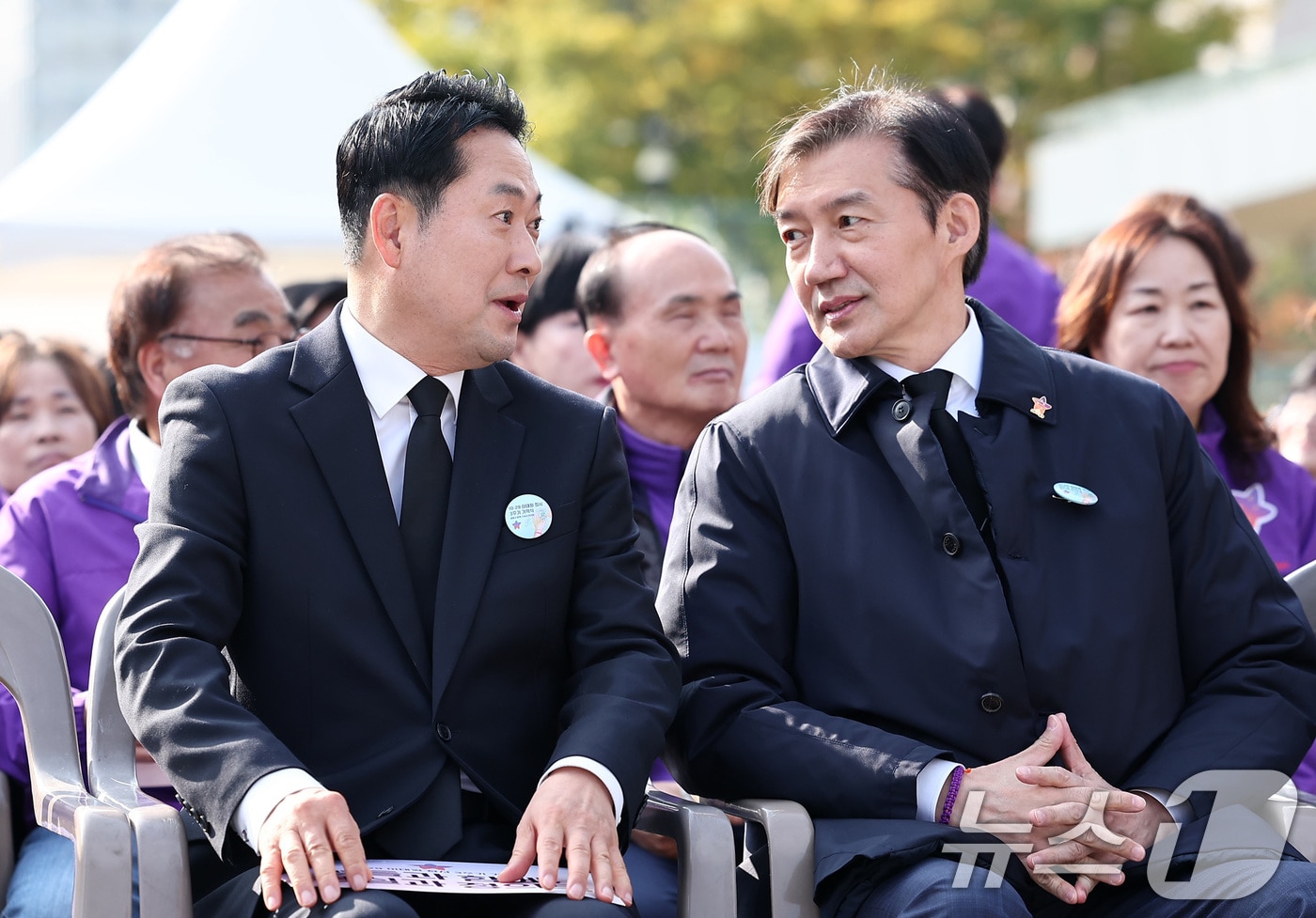 장동혁 국민의힘 대표&#40;왼쪽&#41;과 조국 조국혁신당 비상대책위원장이 지난 10월 29일 서울 종로구 광화문광장에서 열린 10.29 이태원 참사 3주기 기억식에서 대화하고 있다. 2025.10.29/뉴스1 ⓒ News1 김성진 기자