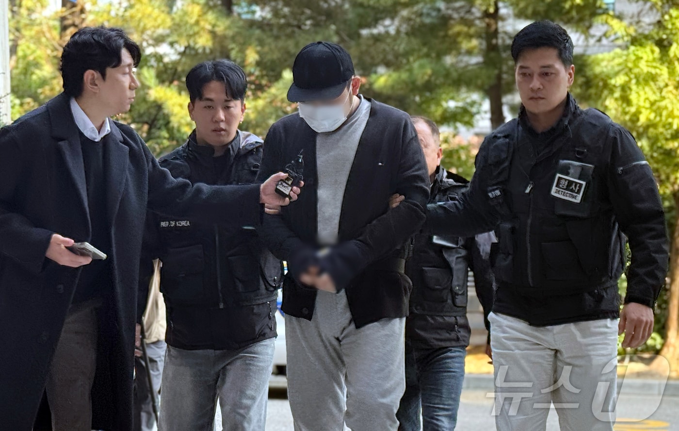 살인미수와 공동감금 등 혐의를 받는 일당 중에 한 명인 30대 남성이 29일 오후 구속 전 피의자 심문(영장실질심사)을 받기 위해 인천지법에 출석하고 있다. 이들은 지난 26일 오후 10시 35분께 인천 송도국제도시 한 아파트 주차장에서 유튜버인 30대 남성 A 씨를 차에 태워 납치한 뒤 폭행한 혐의를 받는다. 2025.10.29 ⓒ 뉴스1 박소영 기자