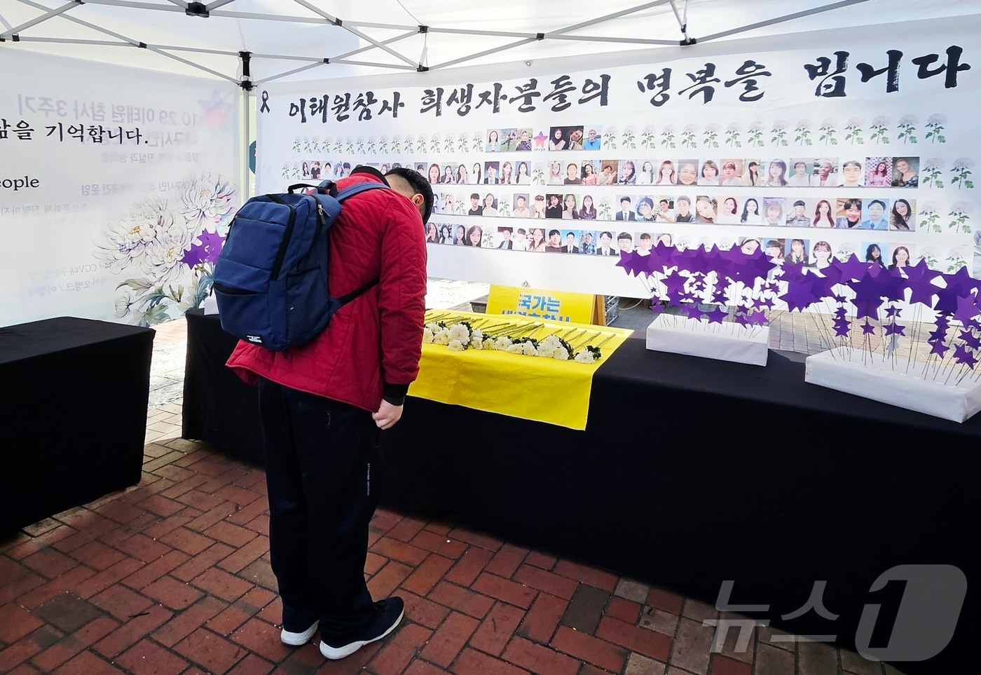 159명이 목숨을 잃은 10·29 이태원 참사 3주기인 29일 오후 대구 동성로 CGV 대구한일점 앞에 마련된 '대구시민추모분향소'를 찾은 한 시민이 희생자들을 애도하고 있다. ⓒ News1 남승렬 기자