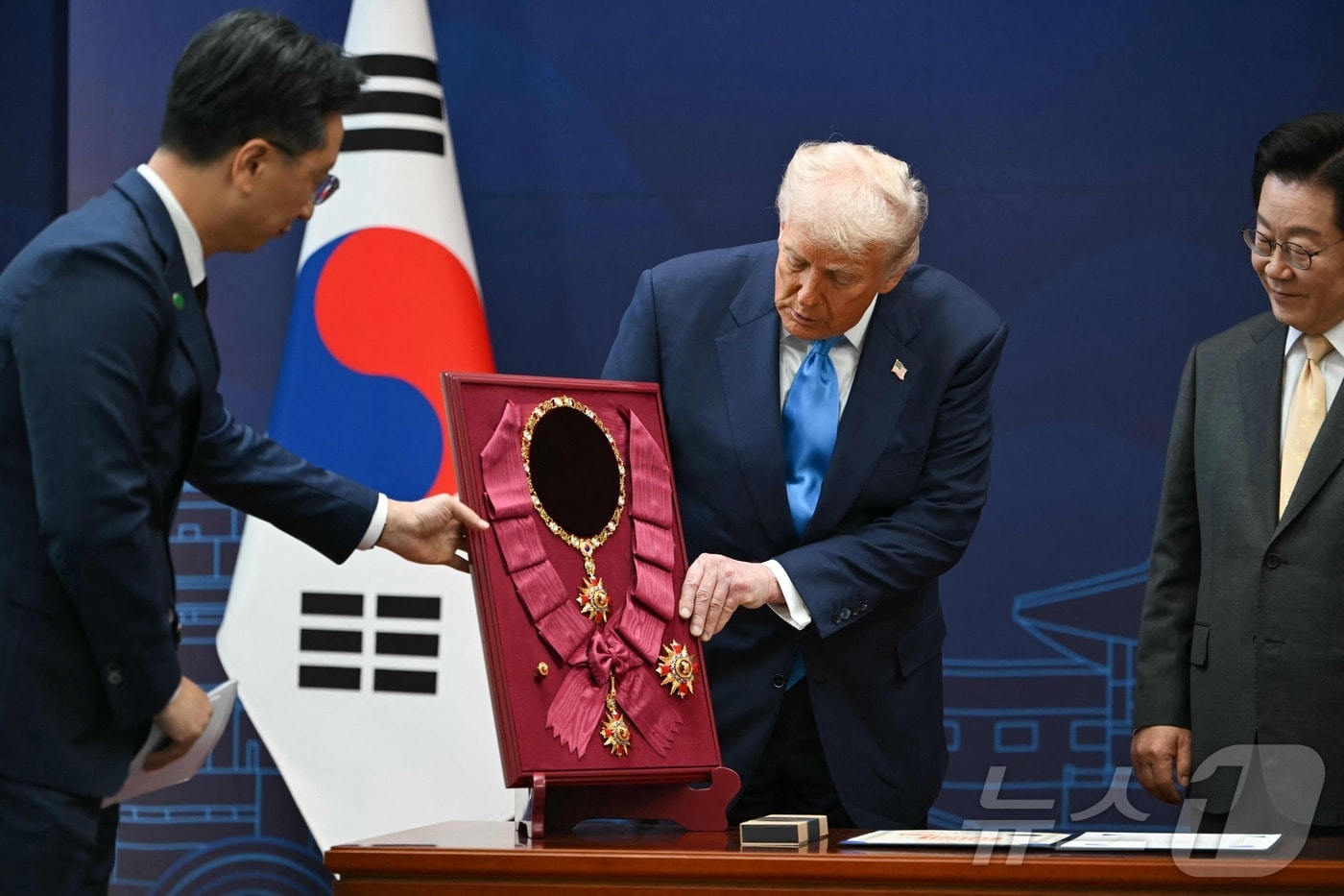 이재명 대통령이 29일 경북 경주박물관에서 열린 한미 공식 환영식에서 도널드 트럼프 미국 대통령에게 무궁화 대훈장을 수여하고 있다. ⓒ AFP=뉴스1 ⓒ News1 허경 기자