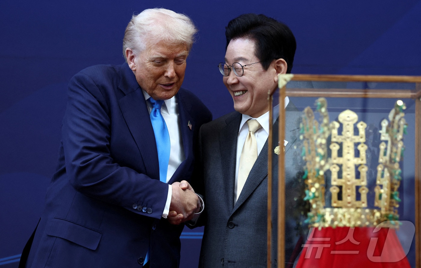 이재명 대통령이 29일 국빈 방문한 도널드 트럼프 미국 대통령에게 정부 최고 훈장인 '무궁화 대훈장'을 수여하고, 신라 '천마총 금관 모형'을 선물했다.. 2025.10.29 ⓒ 로이터=뉴스1 ⓒ News1 김경민 기자
