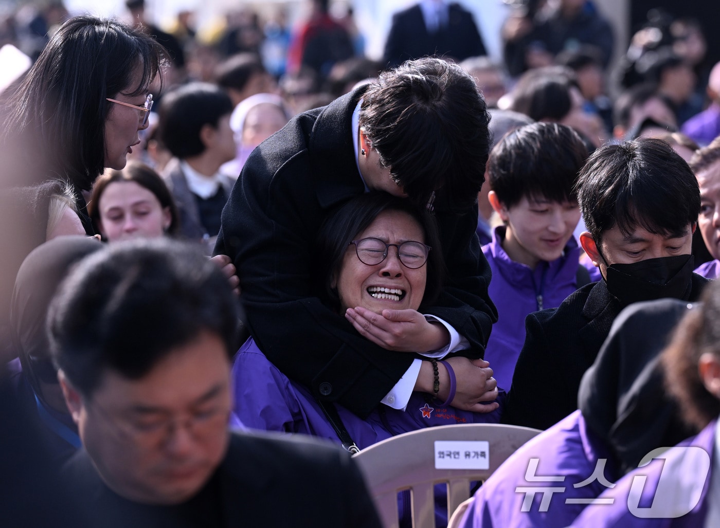 29일 서울 종로구 광화문광장에서 열린 10.29 이태원 참사 3주기 기억식에서 한 유가족이 오열하고 있다. 2025.10.29/뉴스1 ⓒ News1 김성진 기자
