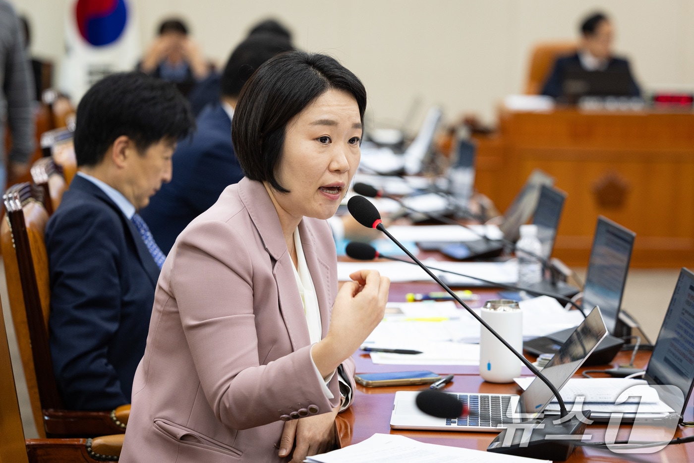 이소영 더불어민주당 의원이 2025년 10월 29일 서울 여의도 국회에서 열린 기획재정위원회의 한국은행 등에 대한 국정감사에서 질의하고 있다. ⓒ 뉴스1 유승관 기자