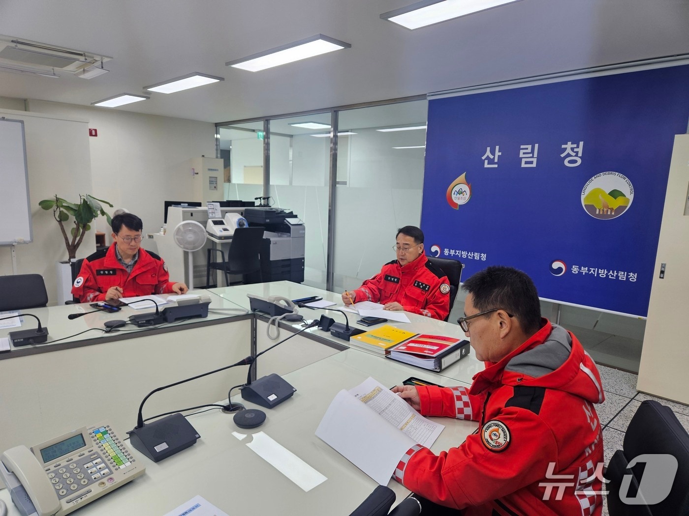 김인호 산림청장(왼쪽에서 두번째), 최수천 동부지방산림청장(가장 오른쪽), 박승규 국유림경영과장(가장 왼쪽) (산림청 제공.재판매 및 DB금지)/뉴스1