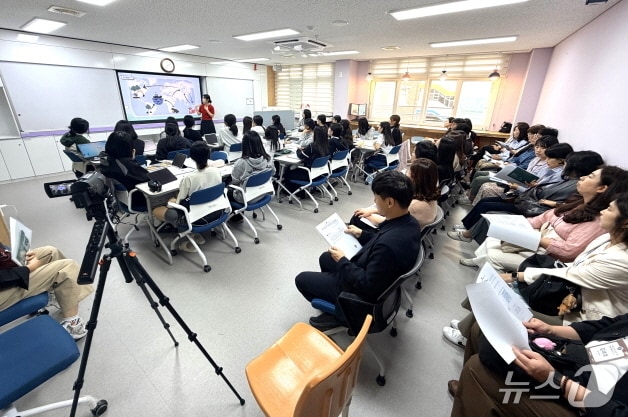 대전교육청 소속 교사들이 전북 IB 후보학교를 방문, 운영사례에 대한 설명을 듣고 있다.(전북교육청 제공, 재판매 및 DB 금지)/뉴스1