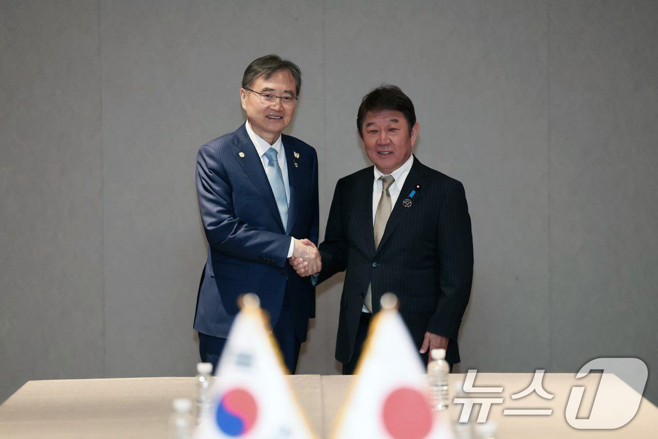 지난해 10월 29일 조현 외교부 장관이 경북 경주에서 APEC 외교통상합동각료회의 계기 모테기 도시미쓰 일본 외무상과의 회담에서 악수를 나누고 있다. (외교부 제공. 재판매 및 DB 금지) ⓒ 뉴스1