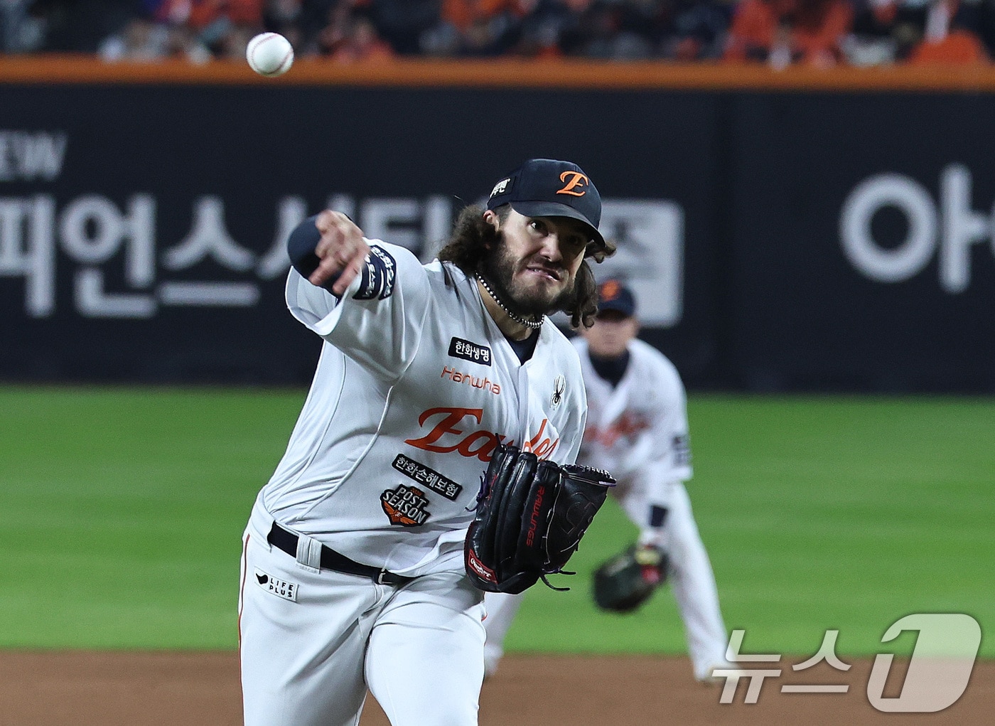 한국시리즈에서 투구하는 코디 폰세