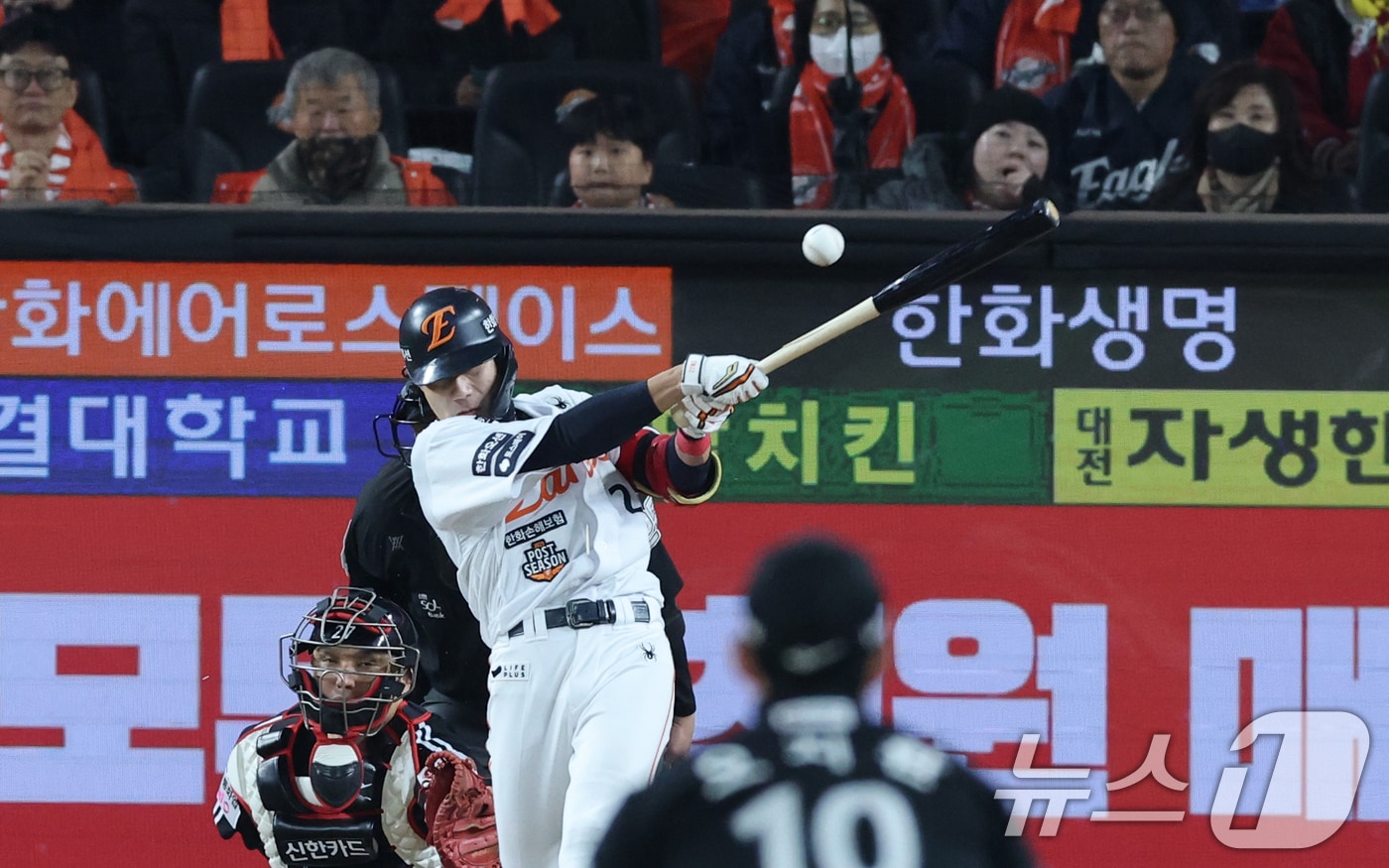 29일 대전 한화생명볼파크에서 열린 프로야구 2025 신한 SOL뱅크 KBO 포스트시즌 한국시리즈 3차전 LG 트윈스와 한화 이글스 경기, 8회말 2사 만루 상황 한화 심우준이 2타점 적시타를 치고 있다. 2025.10.29/뉴스1 ⓒ News1 김기태 기자