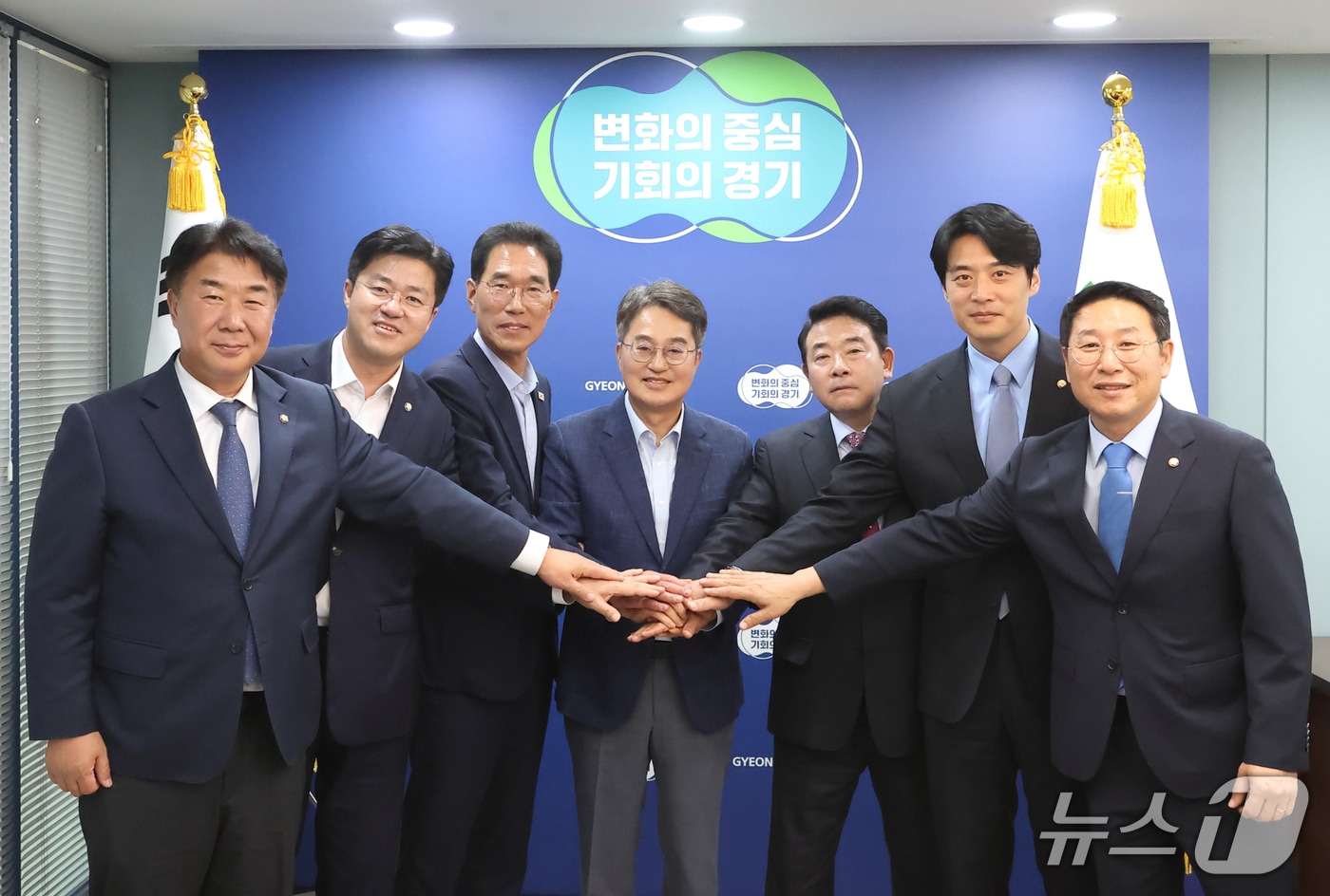 2일 오후 중앙협력본부에서 김동연 경기도지사와, 고양,파주,김포 지역구 국회의원들이 기념촬영을 하고 있다.(경기도 제공. 재판매 및 DB금지)