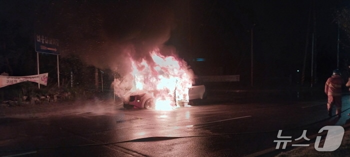 군산 카니발 화재 현장.(전북소방 제공. 재판매 및 DB금지)