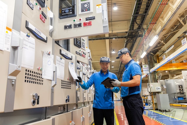 LS일렉트릭 직원들이 충북 청주사업장에서 미국 수출용으로 제작된 스마트 배전반 설비를 최종 점검하고 있다.(LS일렉트릭 제공) ⓒ 뉴스1 최동현 기자