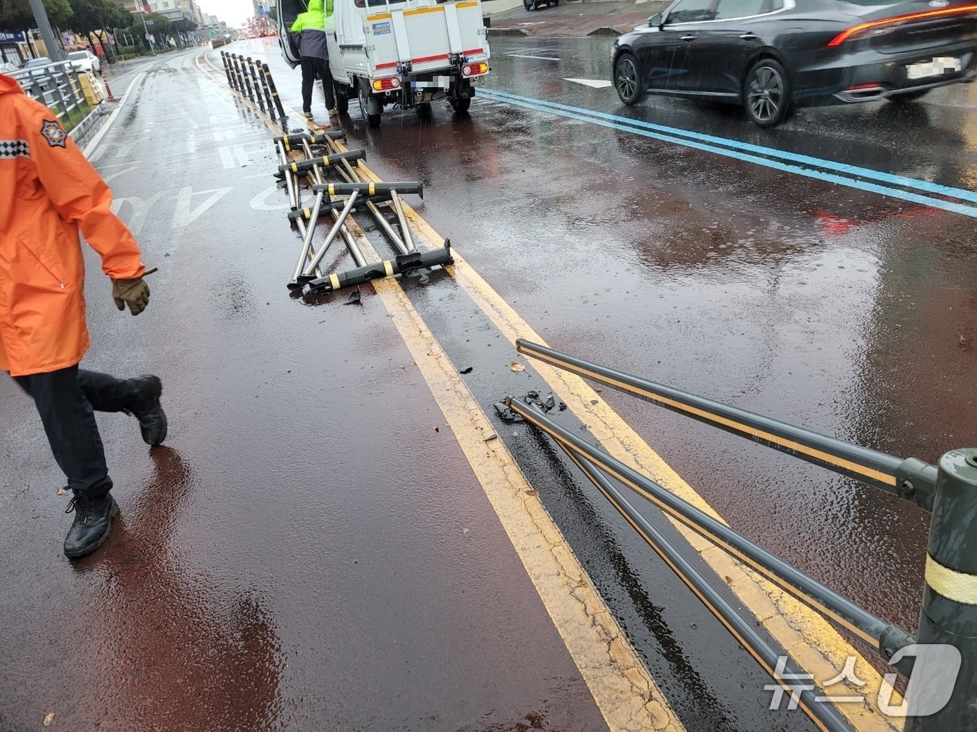 강풍의 쓰러진 중앙분리대(제주소방안전본부 제공. 재판매 및 DB금지)/뉴스1