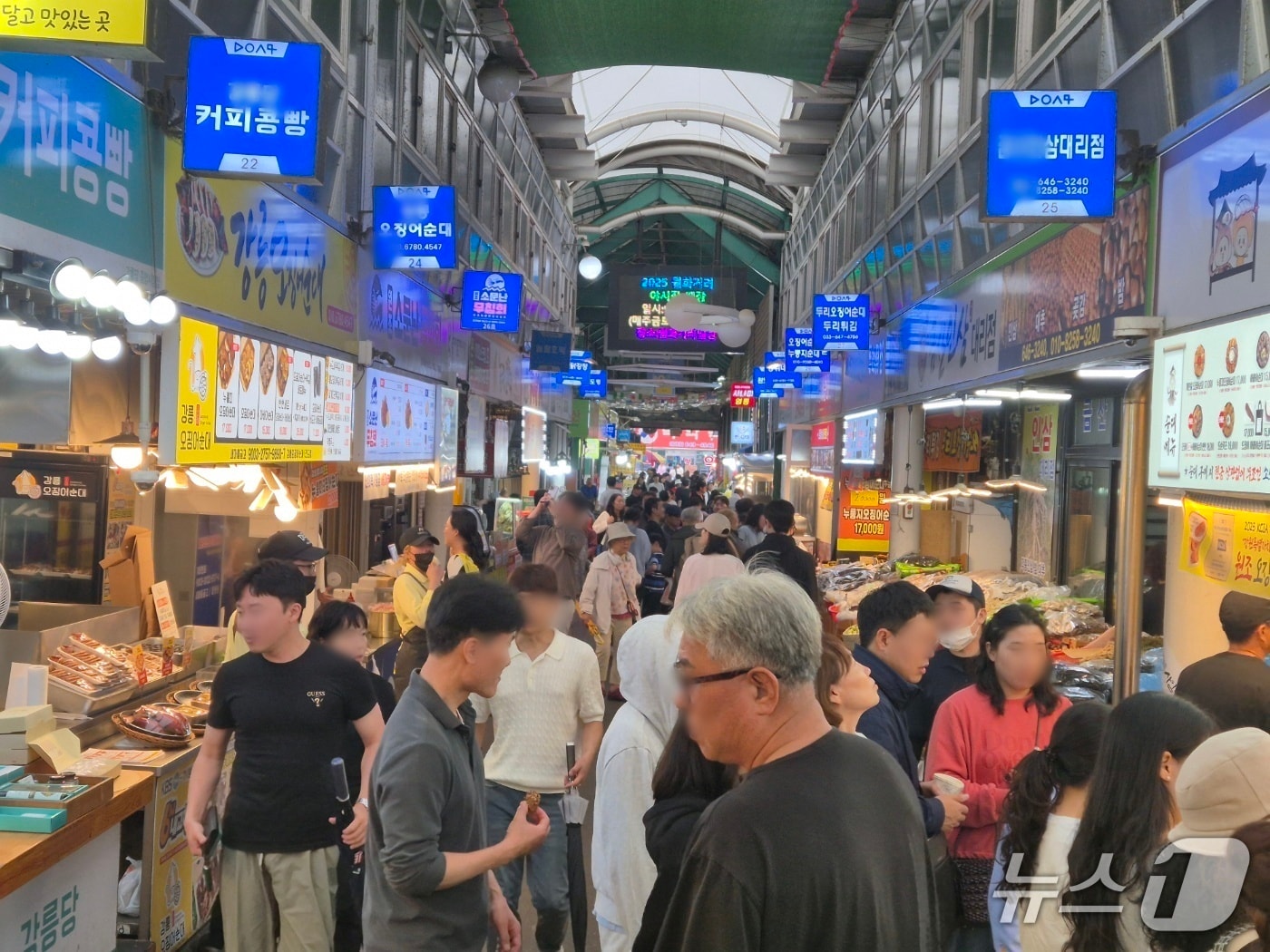 추석연휴 첫날이자 개천절인 3일 강원 강릉 중앙시장 먹거리 골목이 나들이객들로 북적이고 있다, 2025.10.3/뉴스1