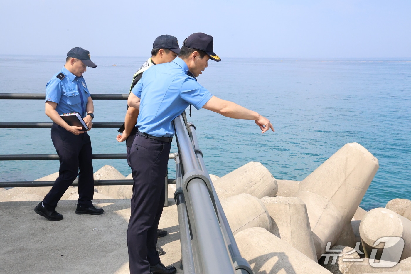 테트라포트 안전점검 중인 김환경 동해해양경찰서장.&#40;동해해경 제공, 재판매 및 DB 금지&#41; 2025.10.3/뉴스1